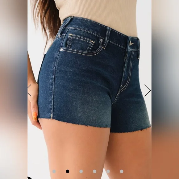 TRUE RELIGION NWT- JENNIE MID RISE RAW HEM SHORT SIZE 25